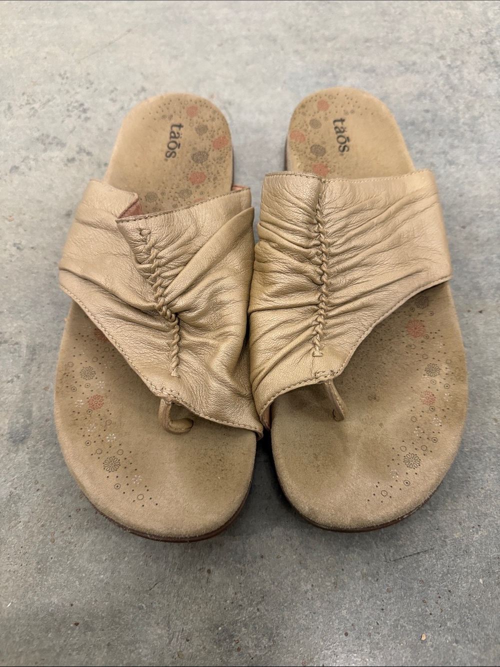 Taos Footwear Women's Tan Leather Ruched Toe-Post Sandals
